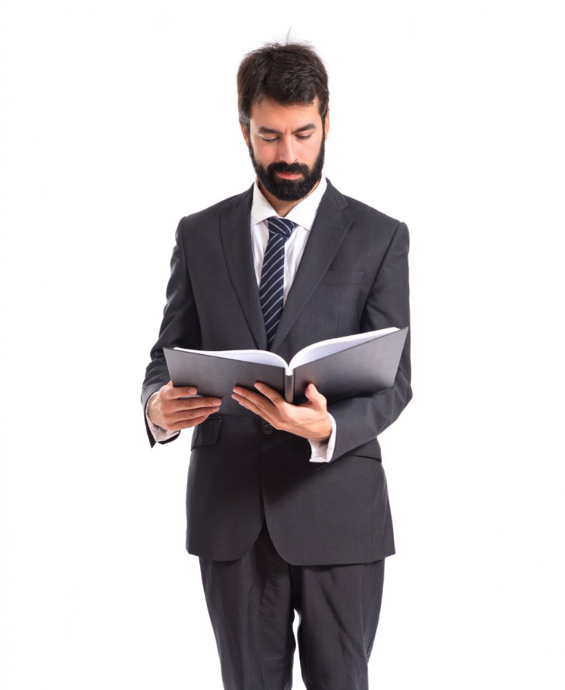 Takım elbiseli kişi kitap okuyor